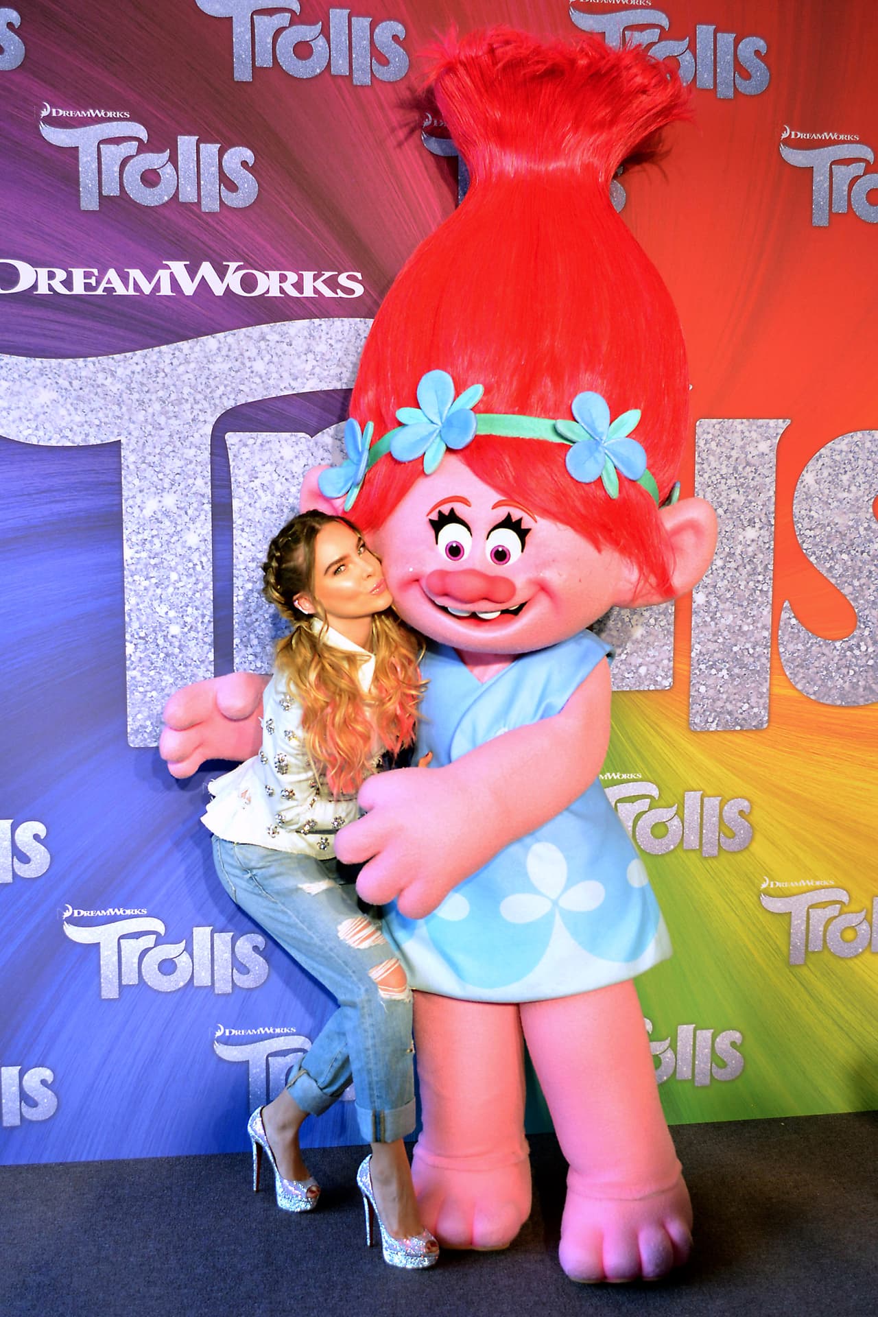 Muy coqueta con su Troll.