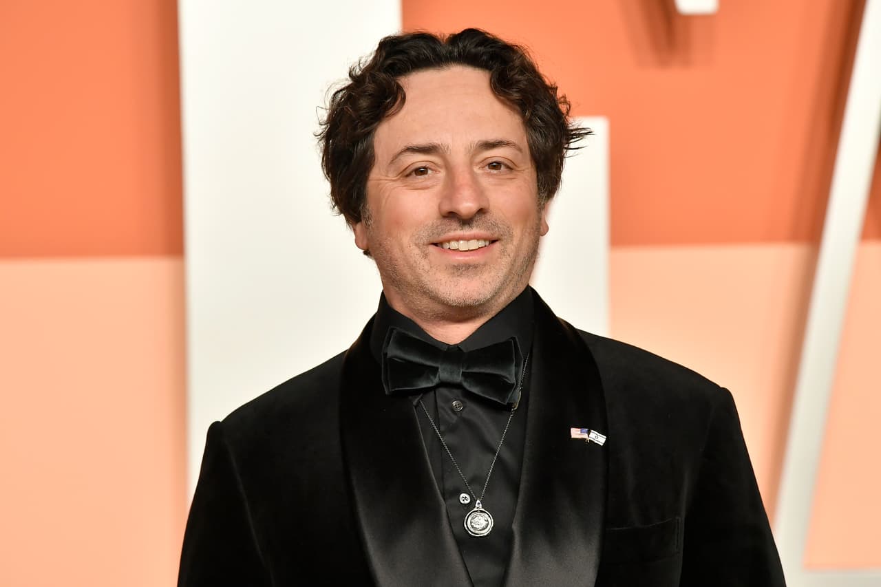 <b>4. Sergey Brin (Google)</b>
<br>
<br>Sergey Brin, de 53 años, es uno de los creadores del gigante Google. Su fortuna ronda los 263,400 millones de dólares, según Forbes. 
<br>
<br>Brin nació en Moscú, emigró con su familia a Estados Unidos siendo niño y conoció al otro fundador de Google en Stanford. Juntos desarrollaron el buscador que terminaría convirtiéndoles en milmillonarios. Brin ocupó posteriormente la presidencia de Alphabet y, aunque abandonó sus funciones ejecutivas, mantiene una importante participación en la compañía. 
<br>
<br>En política, el cofundador de Google ha pasado de apoyar causas demócratas y de llegar a tildar la campaña de 2016 de Trump de "profundamente ofensiva", mostrándose muy crítico con sus políticas migratorias; a estar claramente de su lado. Los analistas subrayan que se alineó con las políticas republicanas que van en contra de gravar con impuestos a las grandes fortunas.