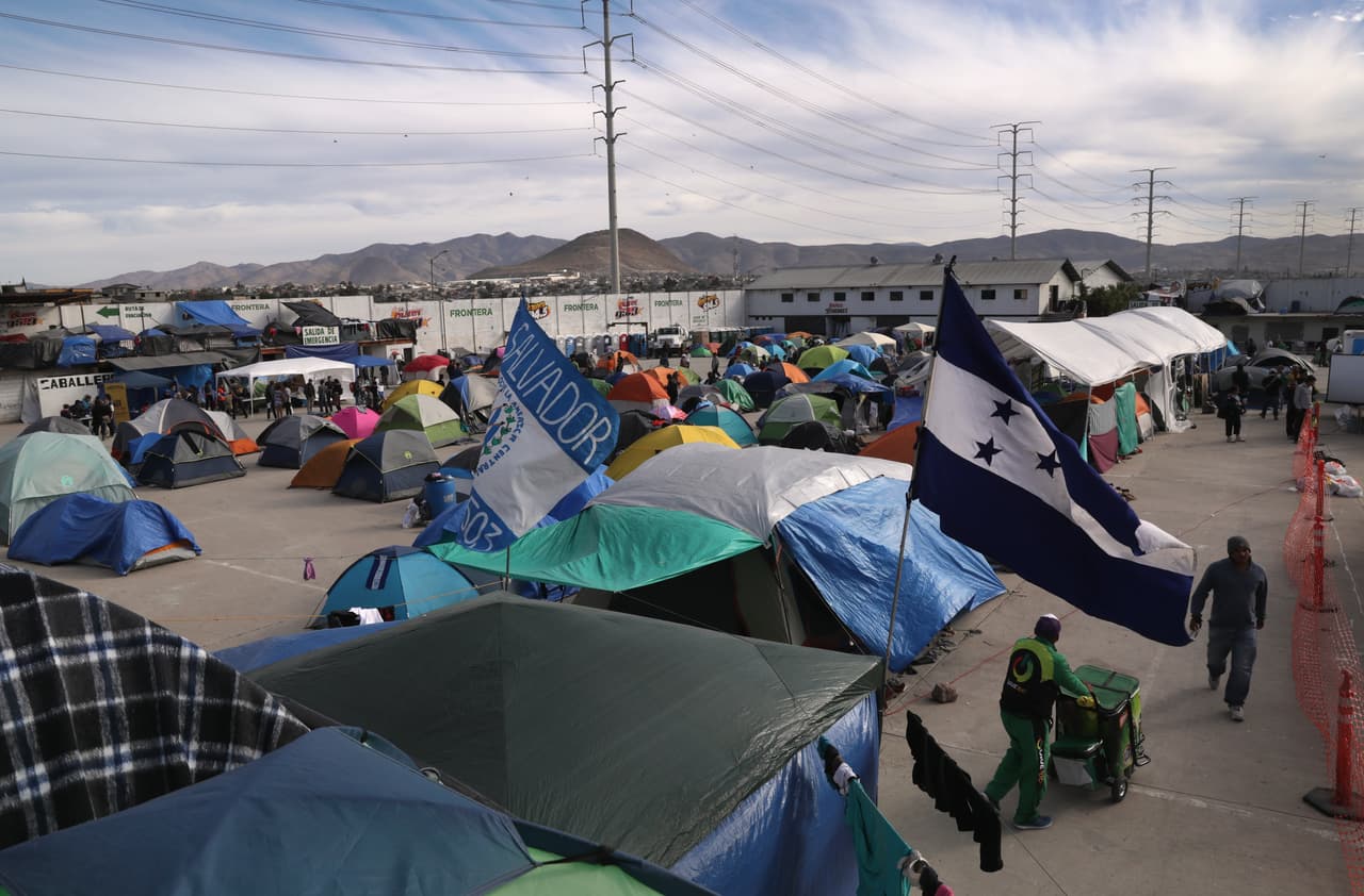 Miles de migrantes centroamericanos se han establecido en un campamento en Tijuana mientras esperan para pasar a Estados Unidos y pedir asilo humanitario.