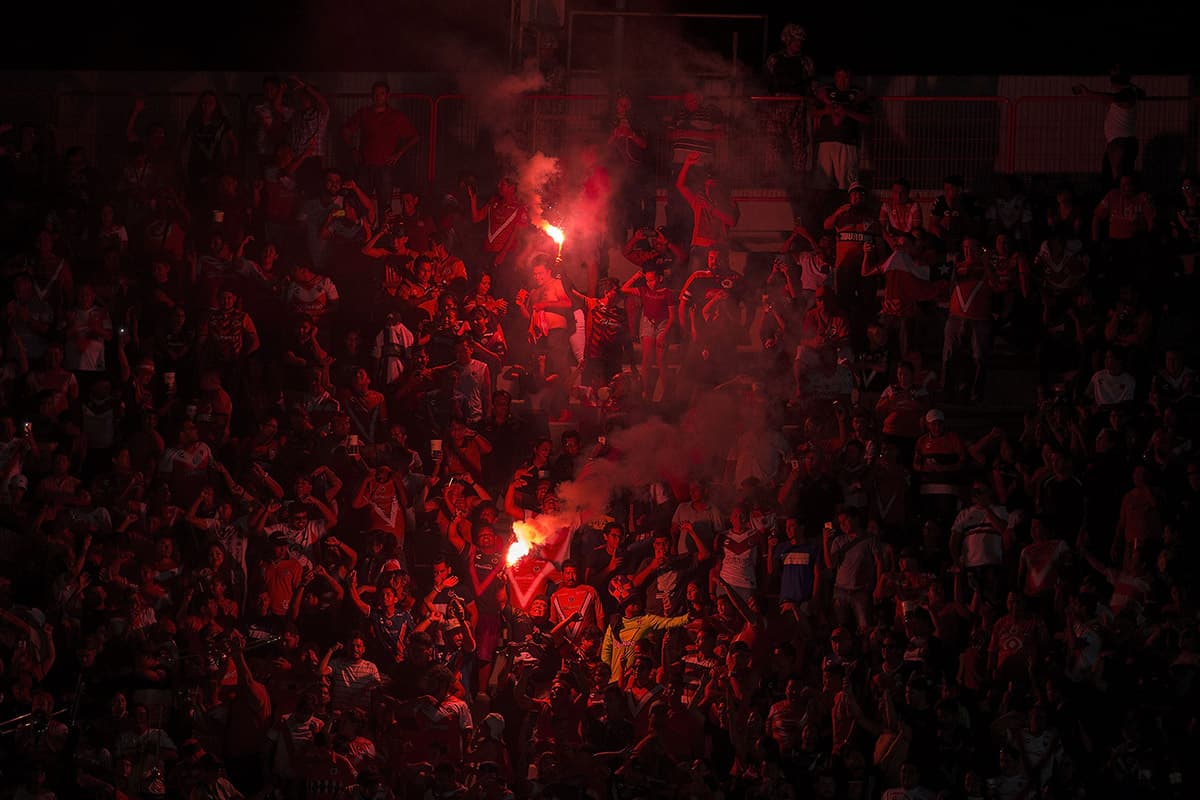 Con bengalas en las tribunas los fanáticos de Veracruz durante el juego en el Estadio Luis Pirata Fuente.