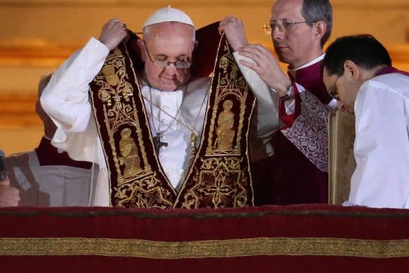 Al presentarse ante los fieles.