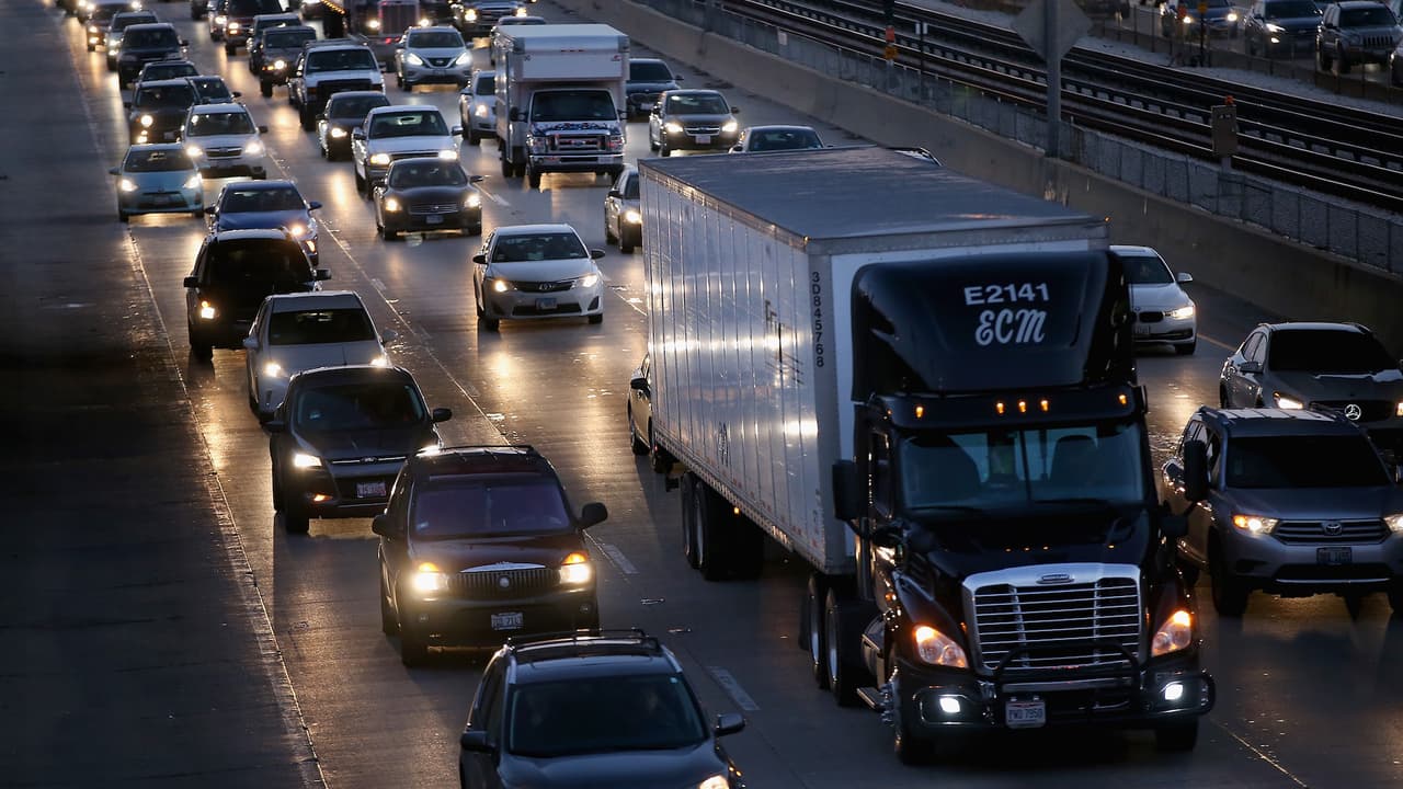 Un camión se vuelca en autopista Dan Ryan, provocando cierres de carriles