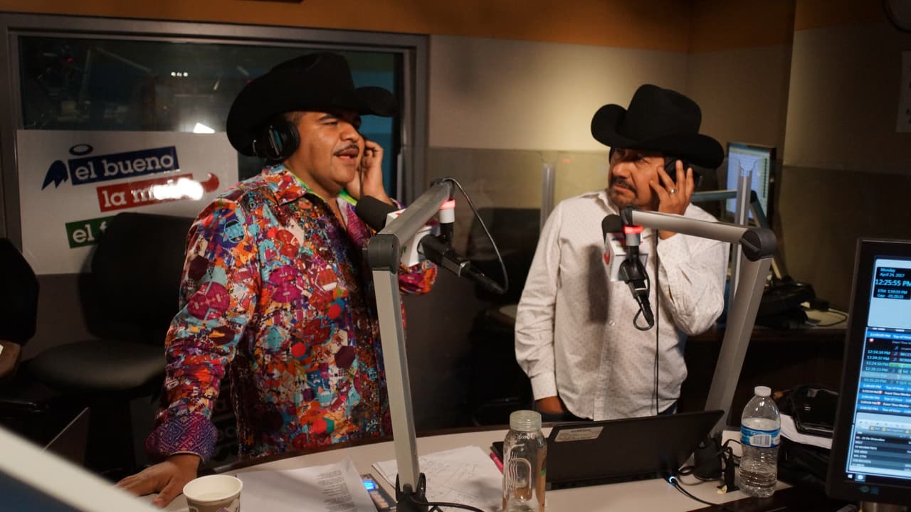 Chuy Lizarraga estreno su canción 'Casada o no' al lado de 'El Bueno, La Mala y El Feo'.