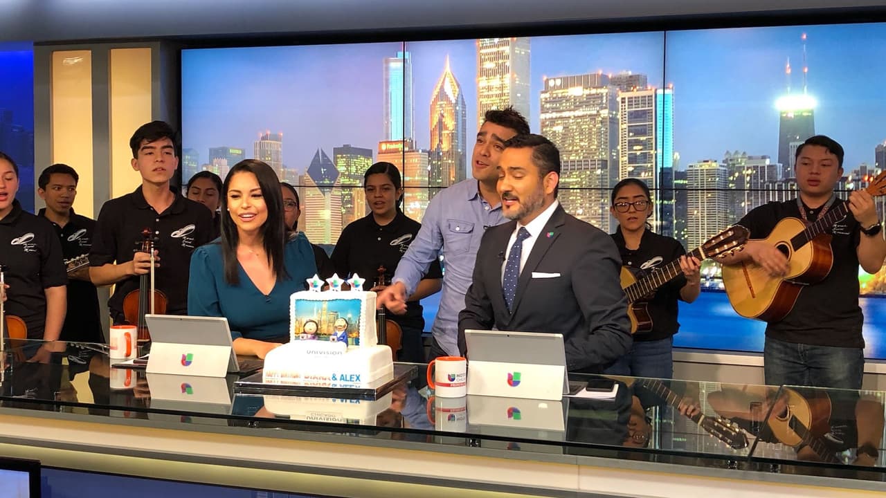 El Mau Mauricio entona la canción de 'Las Mañanitas' para sus compañeros de Primera Hora.