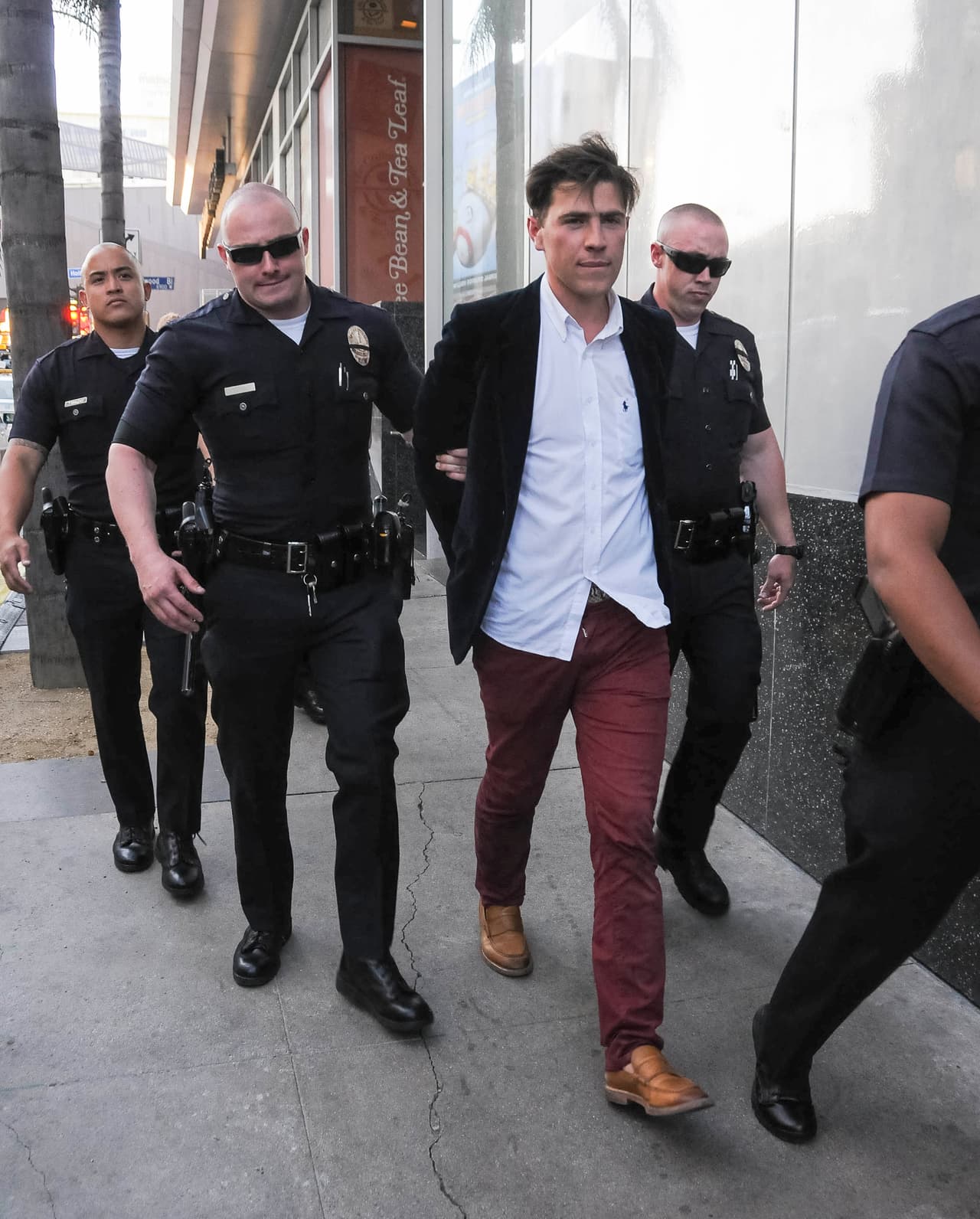 Sediuk escoltado fuera del estreno ya esposado.