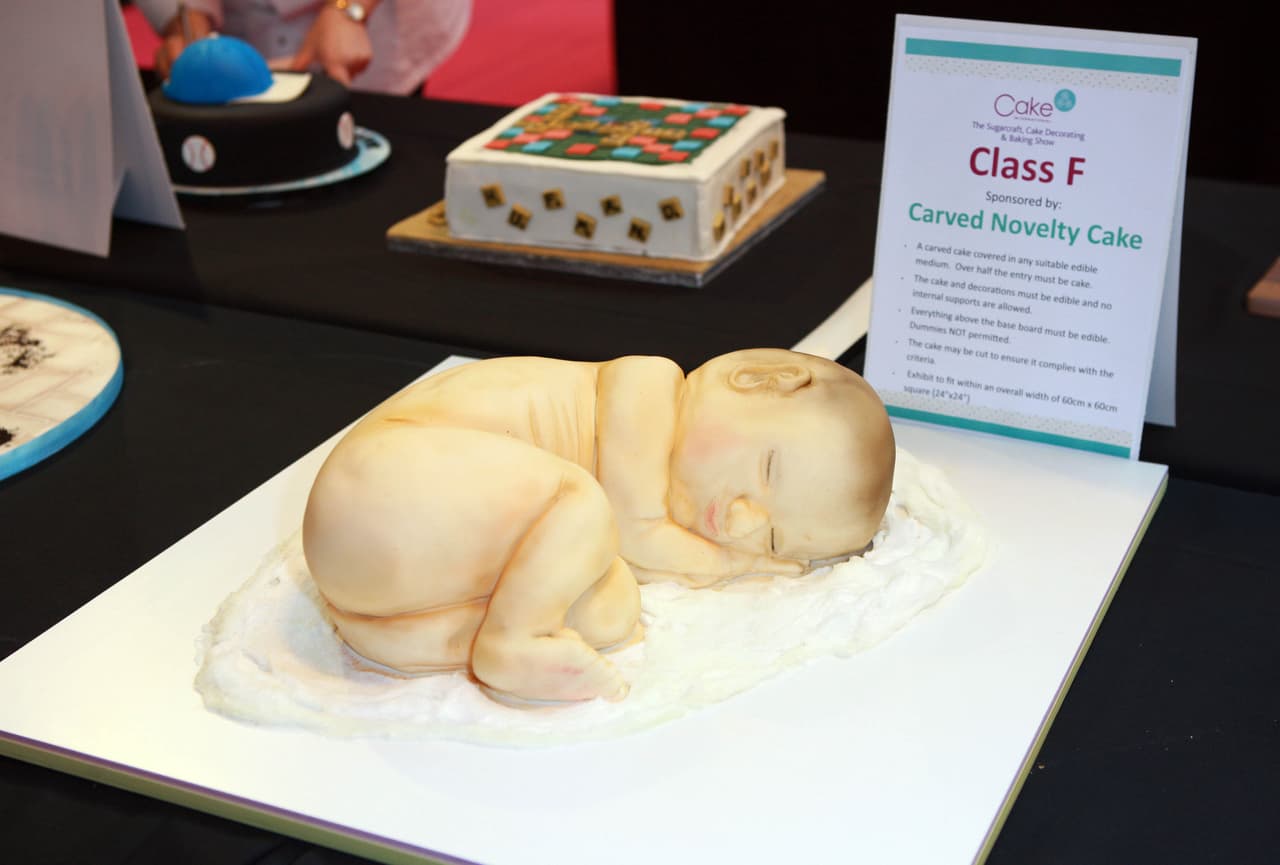 La competencia de pasteles mundial, Cake International, exhibió pasteles que llevan la decoración culinaria a lugares inesperados, con repostería en forma de personajes de películas, pájaros, perros y hasta un bebé. El show se llevará a cabo del 17 al 19 de marzo en Birmingham, Inglaterra.