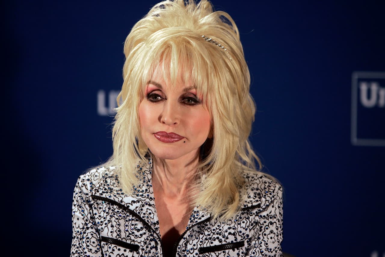 Entre los otros éxitos de Parton que trascendieron géneros se incluyen la canción principal de "9 to 5", la comedia de 1980 protagonizada por Parton, Jane Fonda y Lily Tomlin; y su dueto con su amigo de toda la vida, Kenny Rogers, "Islands in the Stream", escrita por los hermanos Barry, Maurice y Robin Gibb de los Bee Gees. En 1987, colaboró con Linda Ronstadt y Emmylou Harris en el álbum "Trio", que vendió millones de copias.