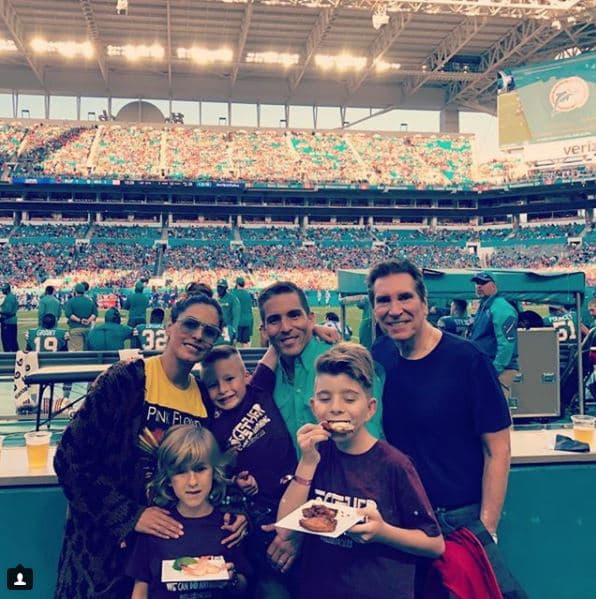Además, Galilea disfrutó del partido de la NFL de Bills contra Dolphins en el Hard Rock Stadium, al lado de su esposo Fernando Reina y sus hijos Mateo, Alexis y Claudio.