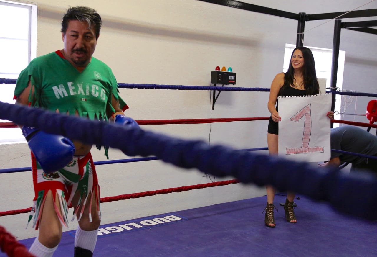 Así pagó la apuesta El Feo a Raúl 'El Pelón' después de la derrota de Julio César Chávez Jr.