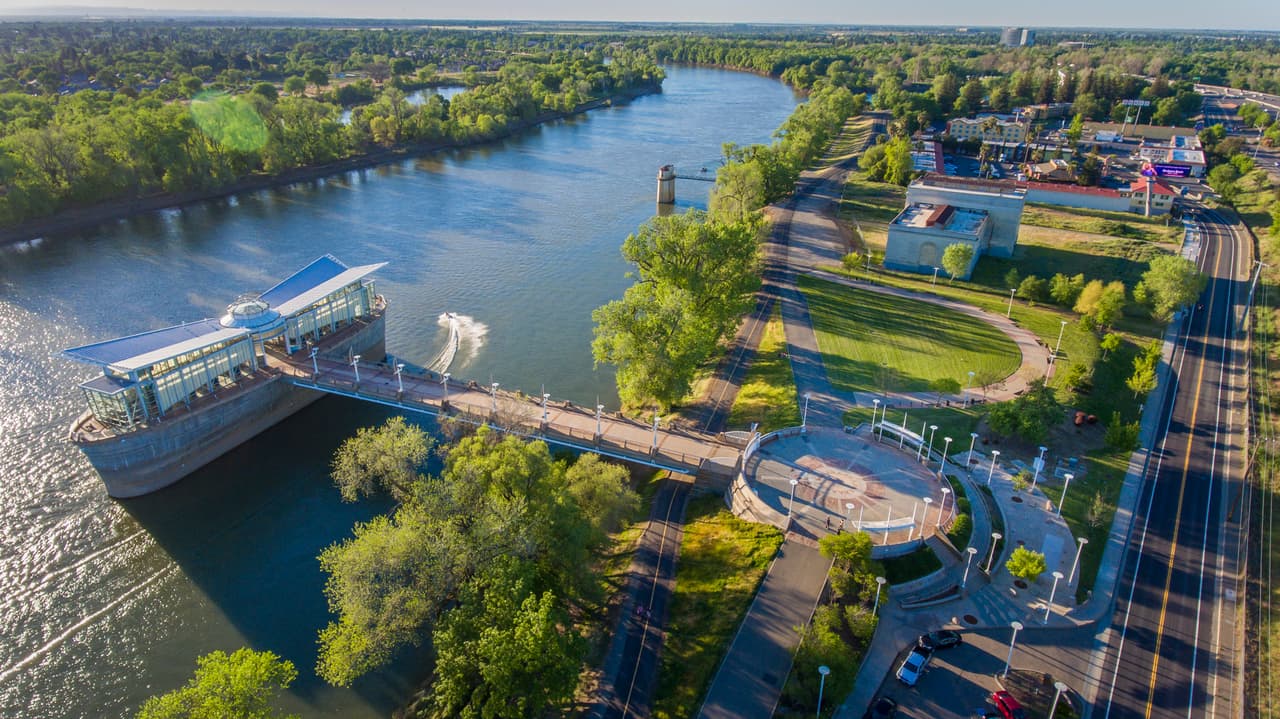 El parque estará ubicado desde el paseo marítimo de Old Sacramento en 450 Jibboom St., con vista al río Sacramento. Tendrá una extensión de 1.5 acres y será visible desde la Interestatal 5. Estará a poca distancia de Railyards y del Museo SMUD de Ciencia y Curiosidad.
