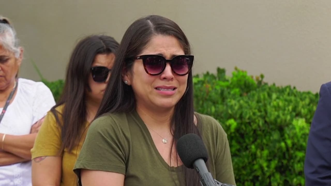 <b>"Por un celular", </b>dijo Ana, la hermana de Óscar durante una conferencia de prensa y agregó 
<b>"el teléfono se habría podido quitar de diferentes formas, no así. Un celular es material". </b> 
<br>
<br>"La vida que teníamos, las personas que éramos antes de su asesinato ya no existen. Esta persona se llevó al padre de un hermoso bebé de 1 año, un padre que lo quería mucho", dijo Ana.