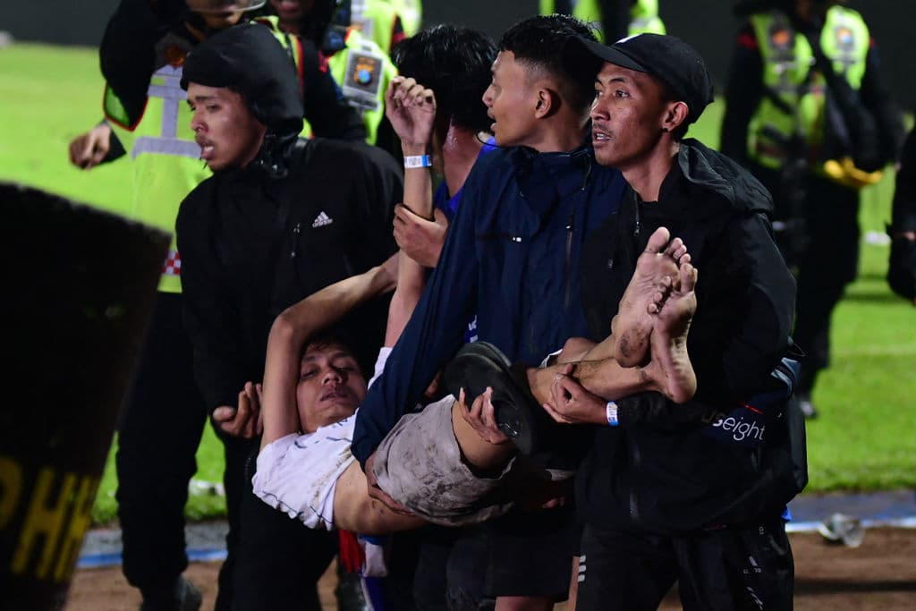 <h3 class="cms-H3-H3">3. Indonesia: al menos 135 muertos</h3>
<br>
<br>
<a href="https://www.univision.com/noticias/mundo/partido-futbol-indonesia-muertos-violencia">Al menos 135 personas murieron, entre ellas más de 40 niños</a>, el 1 de octubre de 2022, en un estadio en Malang, en el este de la isla de Java. La estampida se produjo cuando la policía indonesia intervino con disparos de gases lacrimógenos para controlar a una multitud de hinchas de fútbol.
<br>
<br>Muchas víctimas murieron pisoteadas o asfixiadas cuando trataban de alcanzar las puertas cerradas o demasiado estrechas para salir del recinto. 
<br>
<br>Un policía y dos responsables de la organización del partido fueron condenados a penas de cárcel por la tragedia. 
<br>
