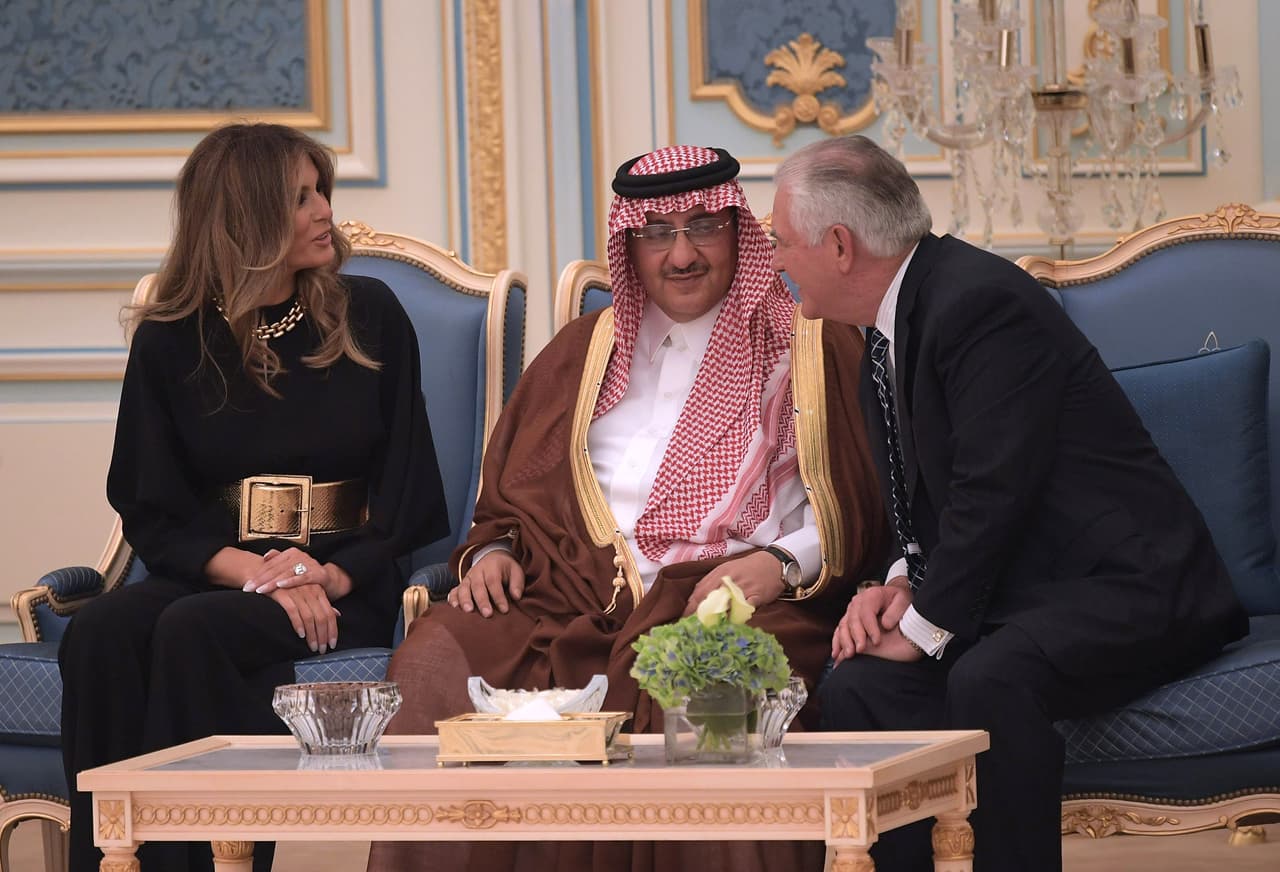 La primera dama fue saludada de manera afectuosa por el rey saudita.