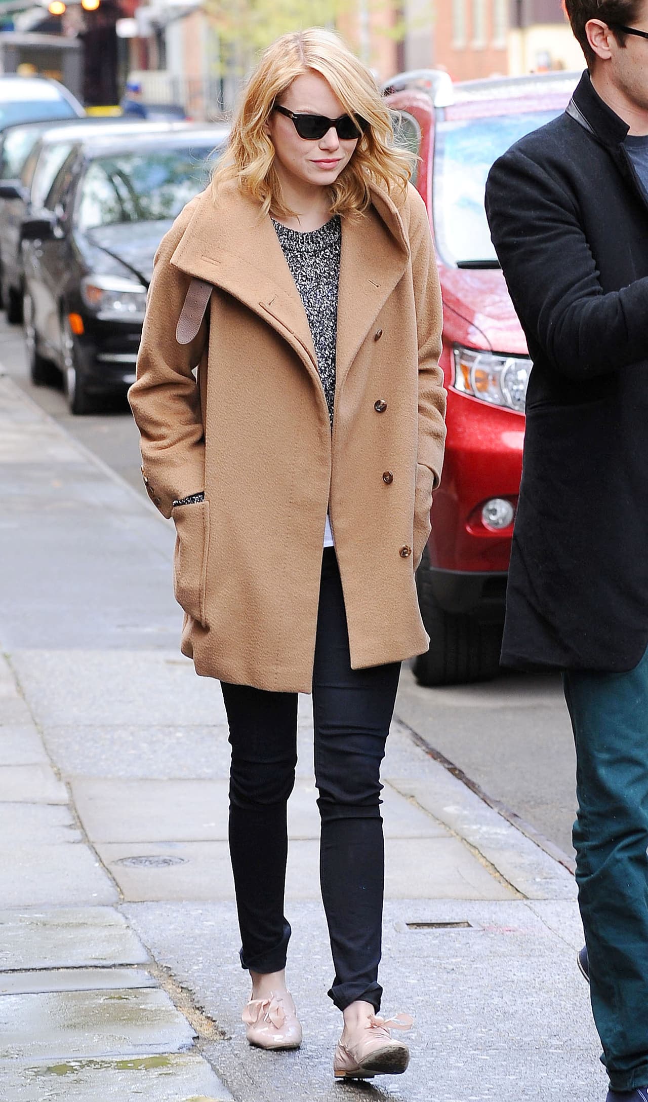 Si tu próxima prenda a comprar es un abrigo 'nude', busca los que tengan detalles en tonos más fuertes.