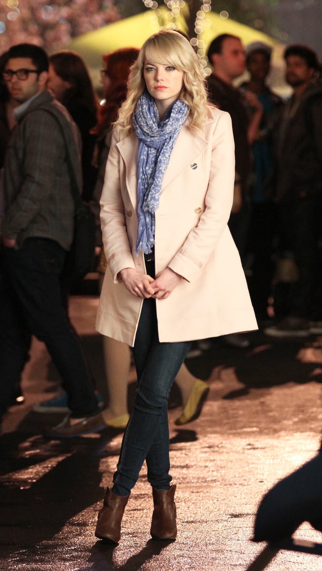 Si vas a agregar una 'scarf' a tu abrigo. Asegúrate de dejarla por fuera para que el tono de esta resalte y contraste sobre el 'nude'.