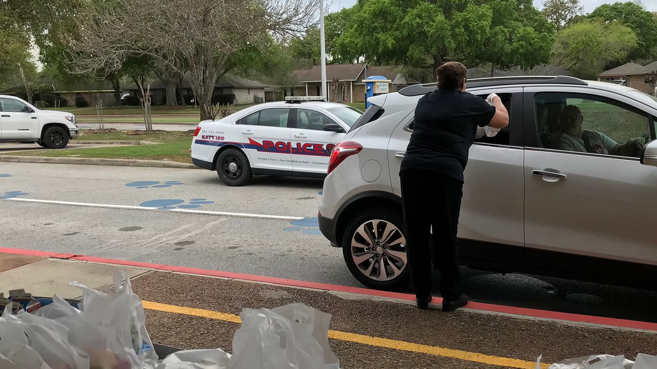 Las comidas se entregan en la acera de los campus de 9:00 a.m. a 11:30 a.m. de lunes a viernes.
