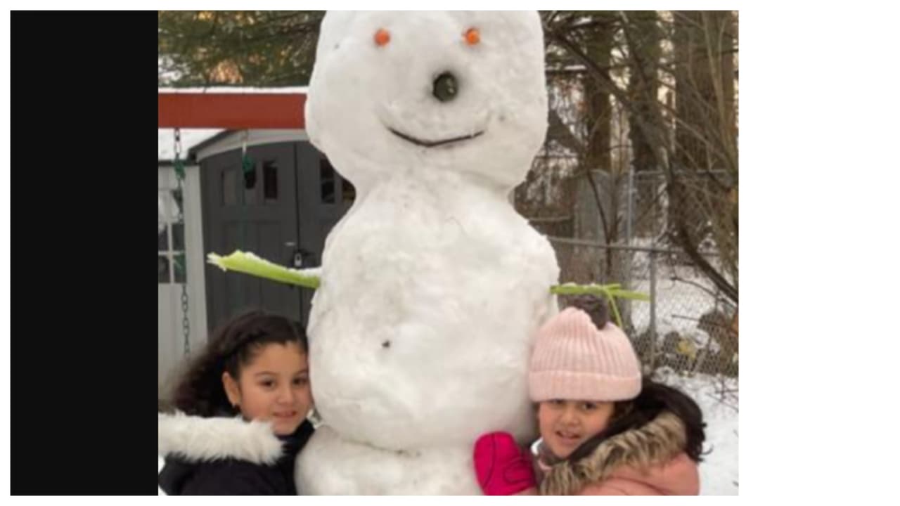 "Mis dos niñas Sophia en Emily de nueve y siete años felices de ver nevar, hicieron con su papá ese snowman que mide más de 7 pies". 
<br>Autor: Yovanna Agudelo