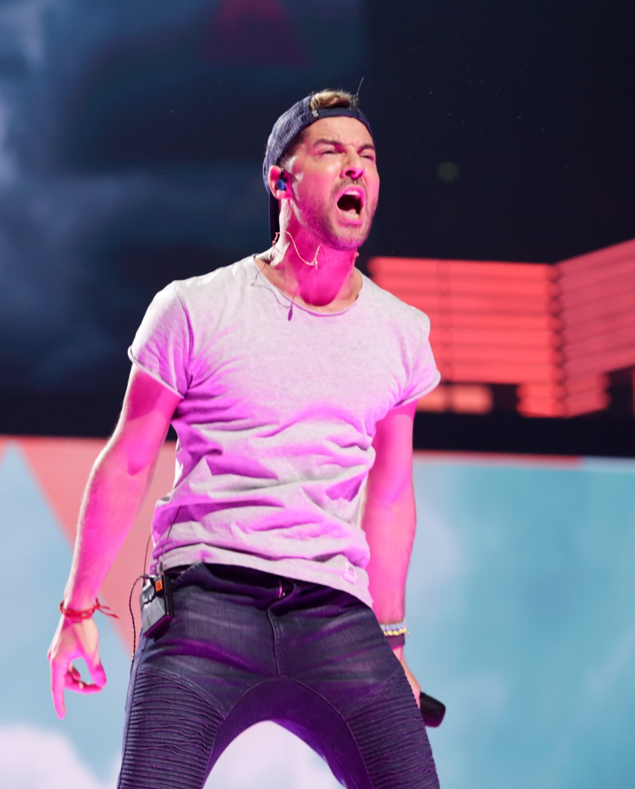 Cimbrando el escenario llegó
<b><a href="https://www.univision.com/entretenimiento/confirmado-david-bisbal-se-casa-con-rosanna-zanetti"> David Bibal</a></b> a los ensayos de Premio Lo Nuestro 2018.