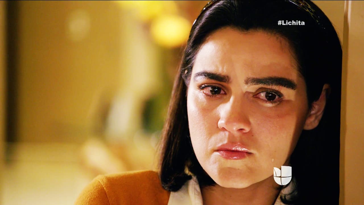 En Antes Muerta Que Lichita, Alicia se enteró que Roberto y Luciana se casarán en el mismo día y lugar que ella. ¿Soportará ver al amor de su vida con su peor enemiga?