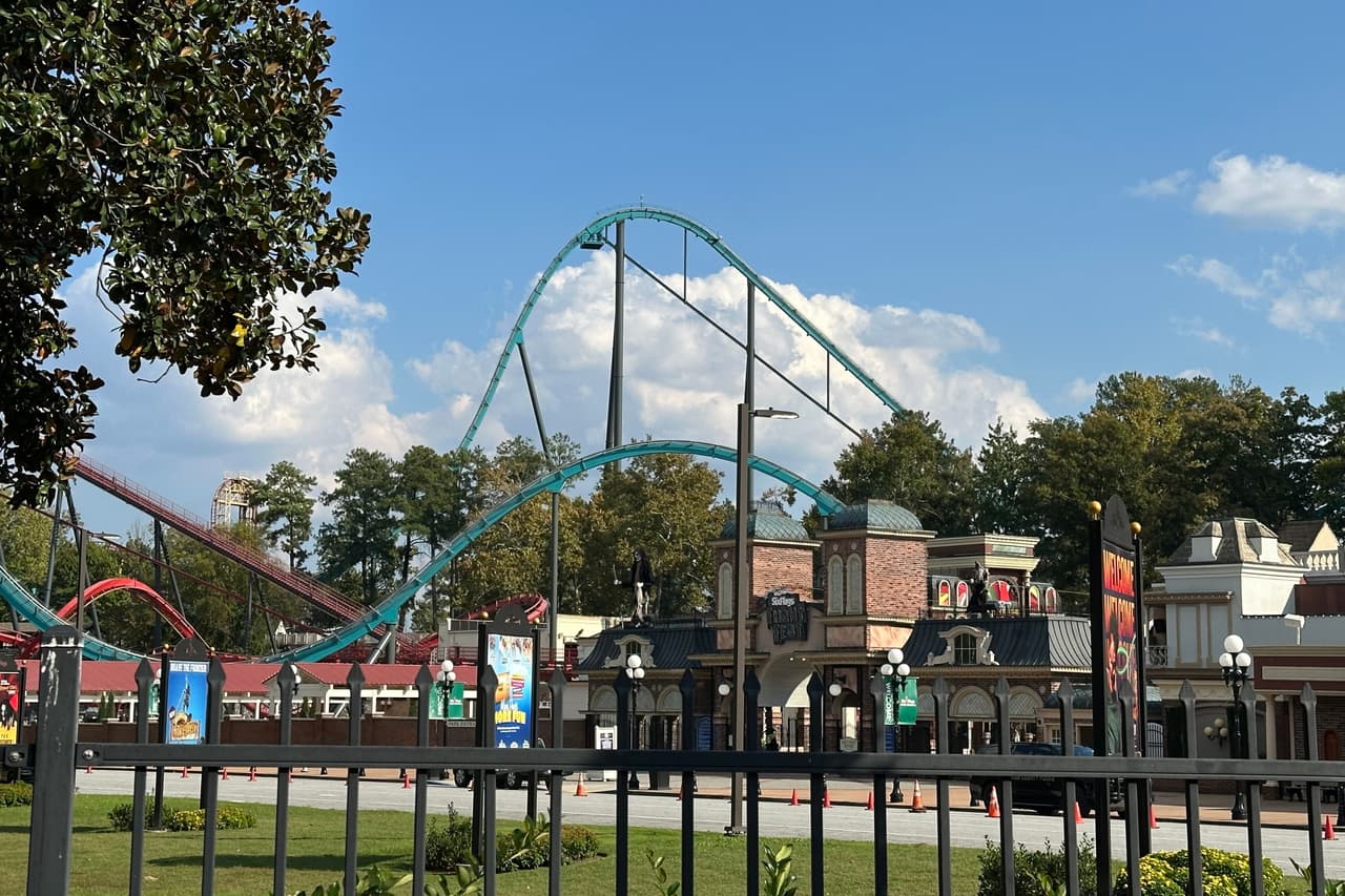 Six Flags anuncia que instalará cinturones de seguridad y reabrirá su montaña rusa de Georgia tras la muerte de un pasajero
