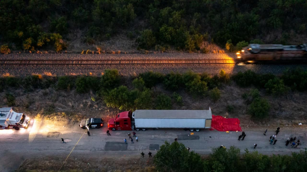 Los indocumentados viajaban hacinados y con escasa ventilación, por lo que se cree que murieron sofocados, en medio de una intensa ola de calor en la región que disparó los termómetros hasta los 100 grados Fahrenheit.