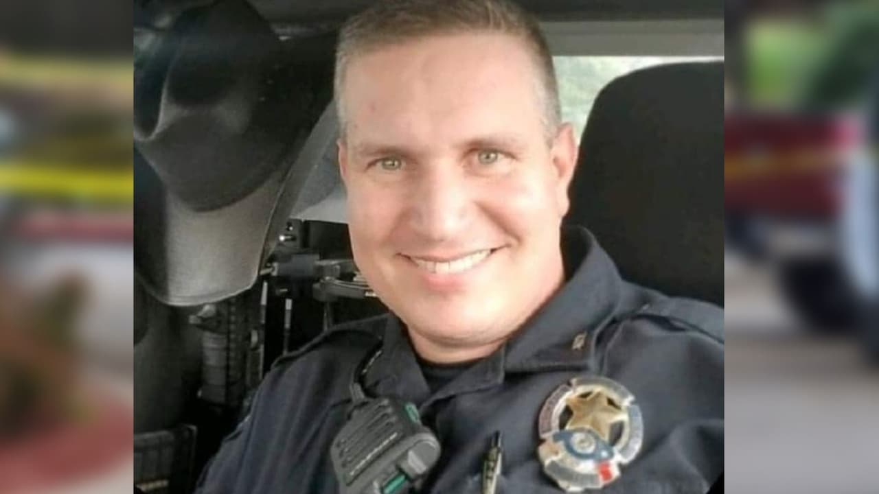 El
<a href="https://www.univision.com/local/dallas-kuvn/era-buen-hombre-amigo-y-oficial-murio-el-policia-que-recibio-un-disparo-durante-una-balacera-en-mesquite-video">oficial Richard Houston</a> llegó al disturbio. Esto, luego de que Jazmín llamara hasta tres veces al 911 en español. Según la declaración jurada lo único que le entendieron fue la ubicación dónde estaban discutiendo.