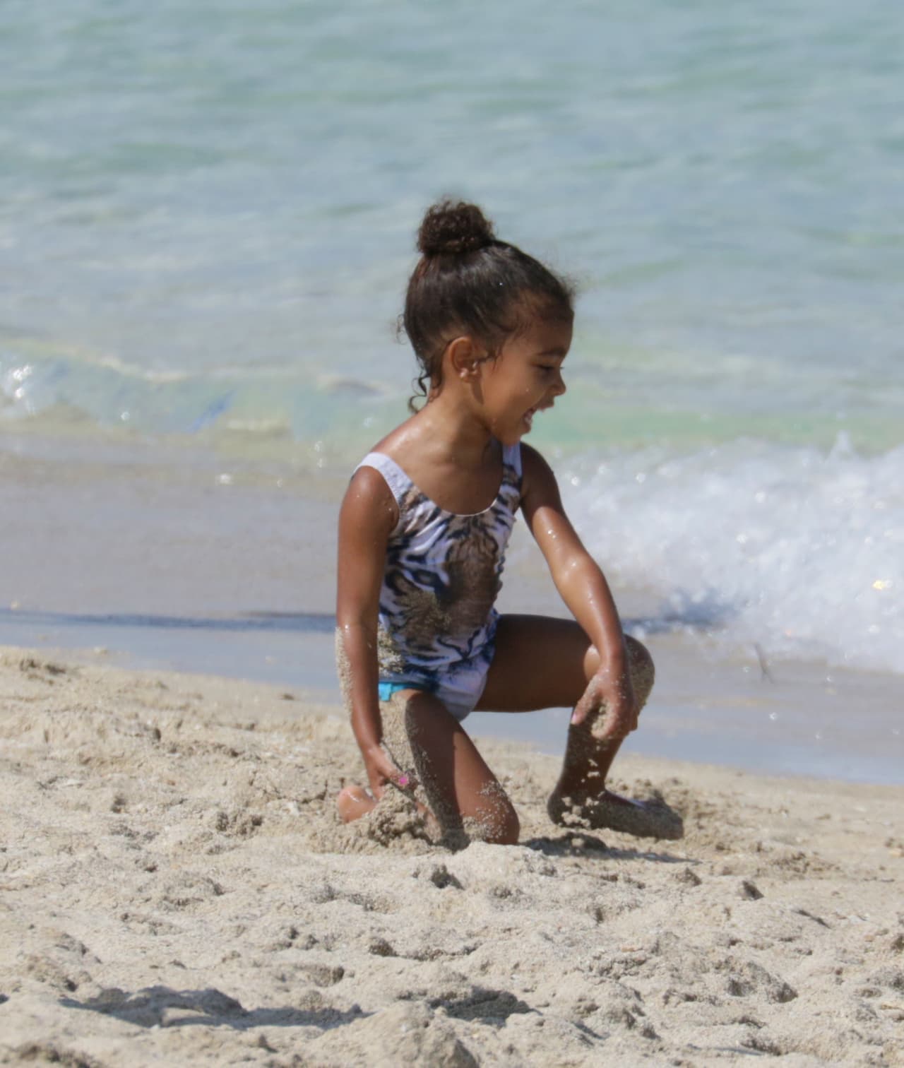 Hizo algunos castillos de arena.