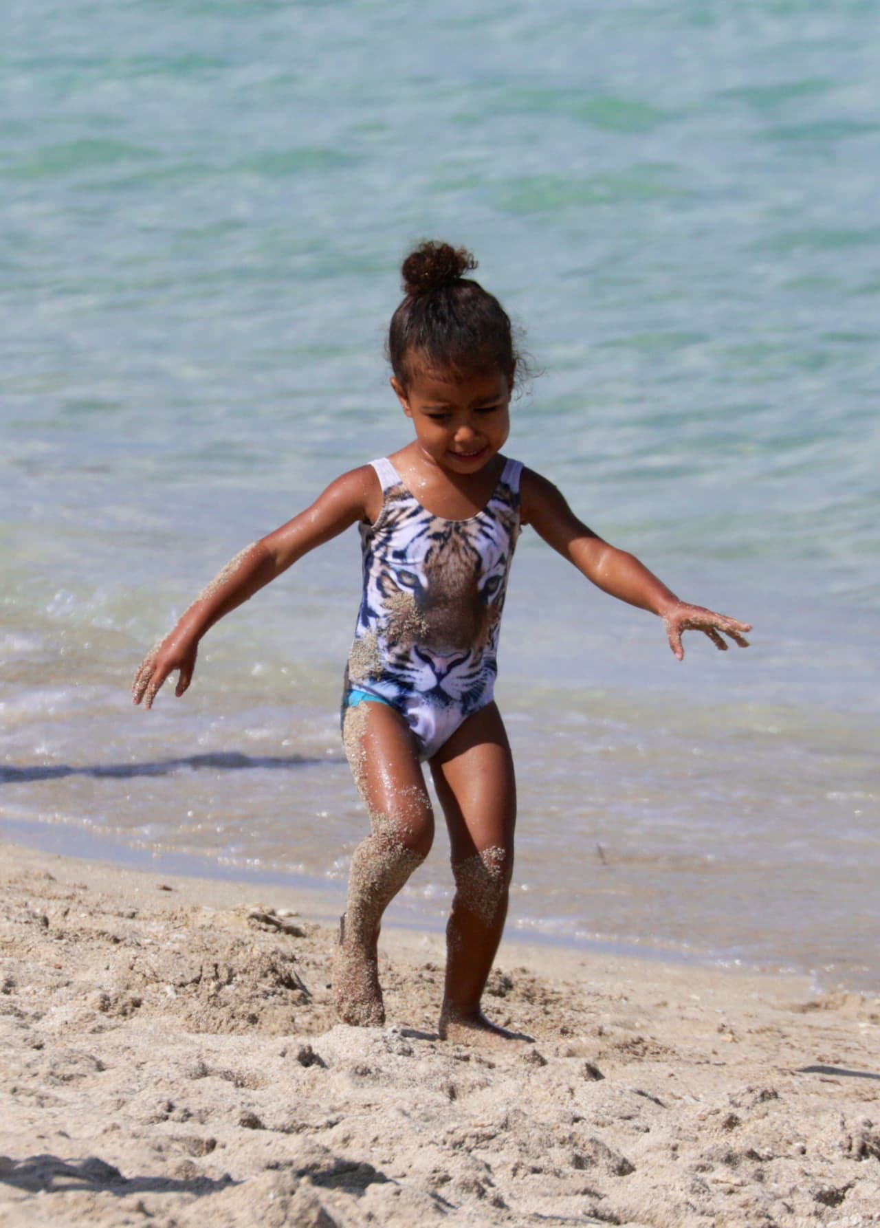 Corrió huyendo de las olas.