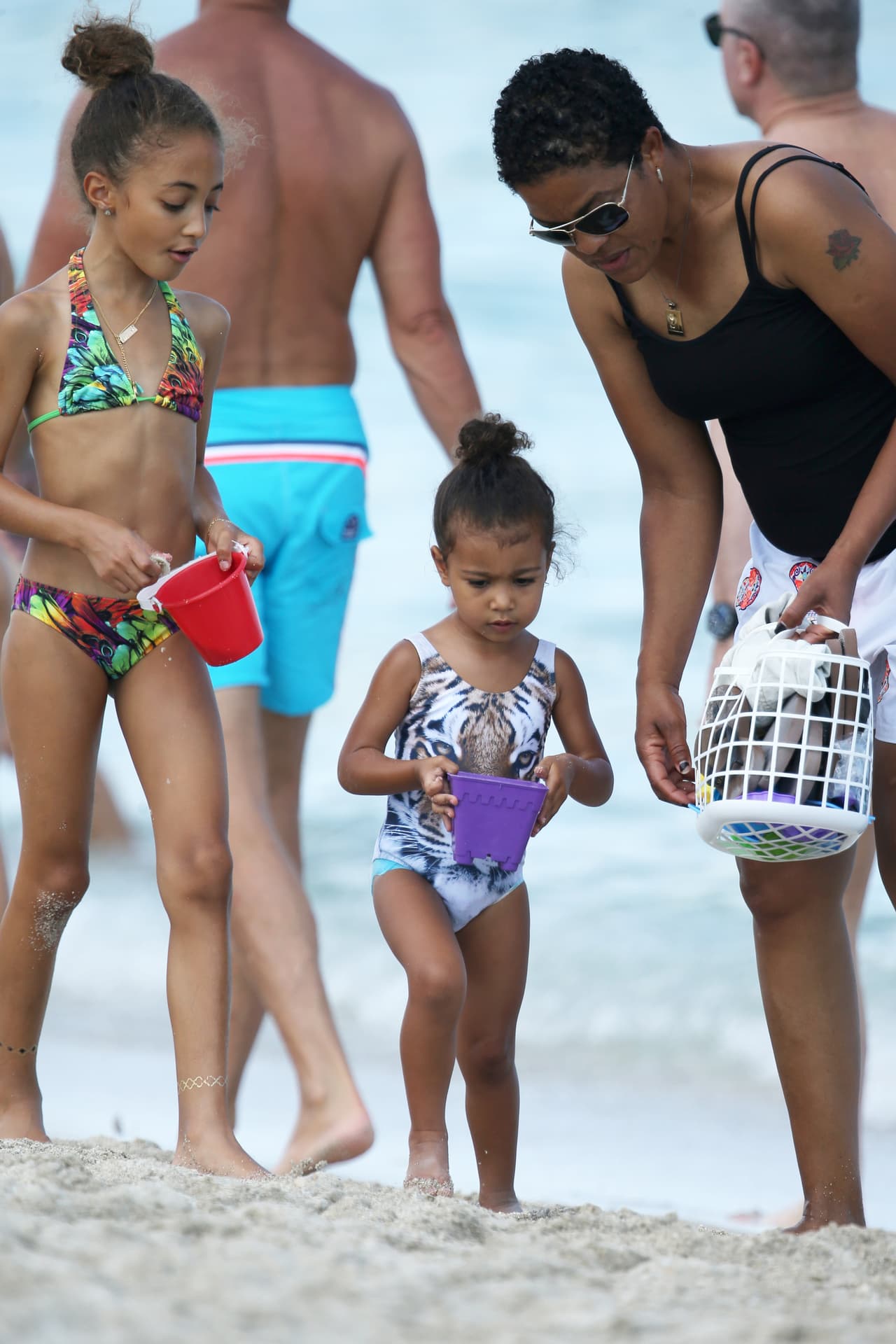 ¡Termurita! Mientras su mami, Kim Kardashian, causa revuelo en las calles de Miami, Nori disfruta de la playa.