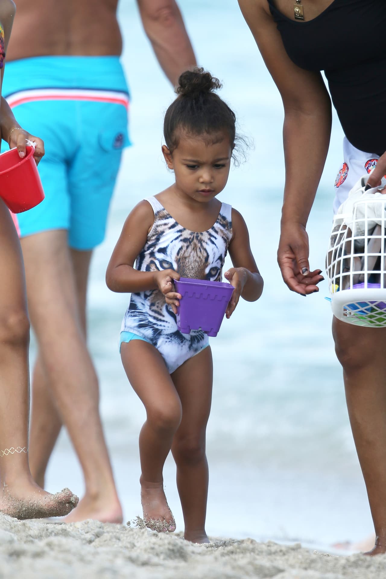 Nori la pasó de maravilla entre las olas y en la arena.