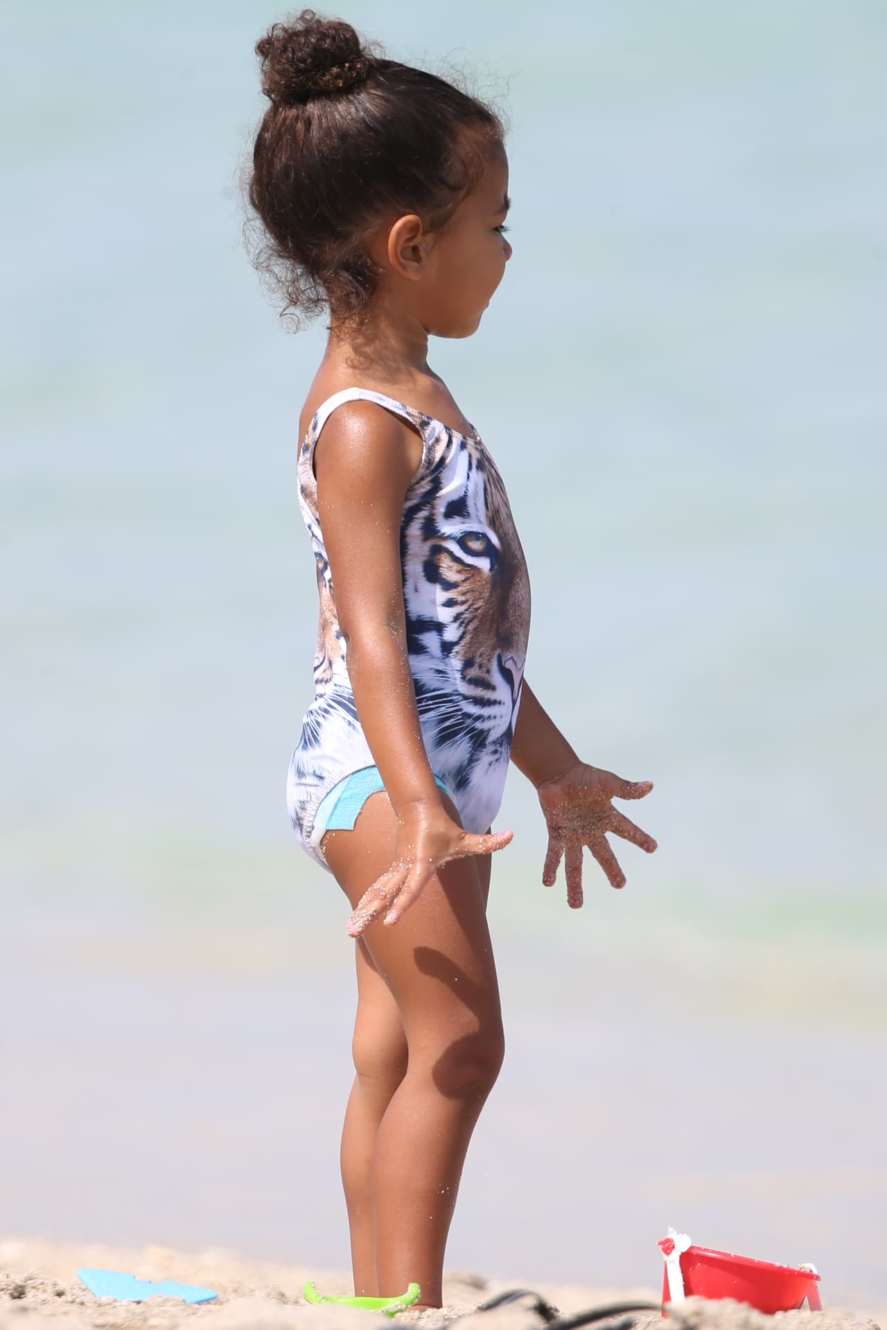 La hija de Kim y Kanye no se quería ir de la playa.