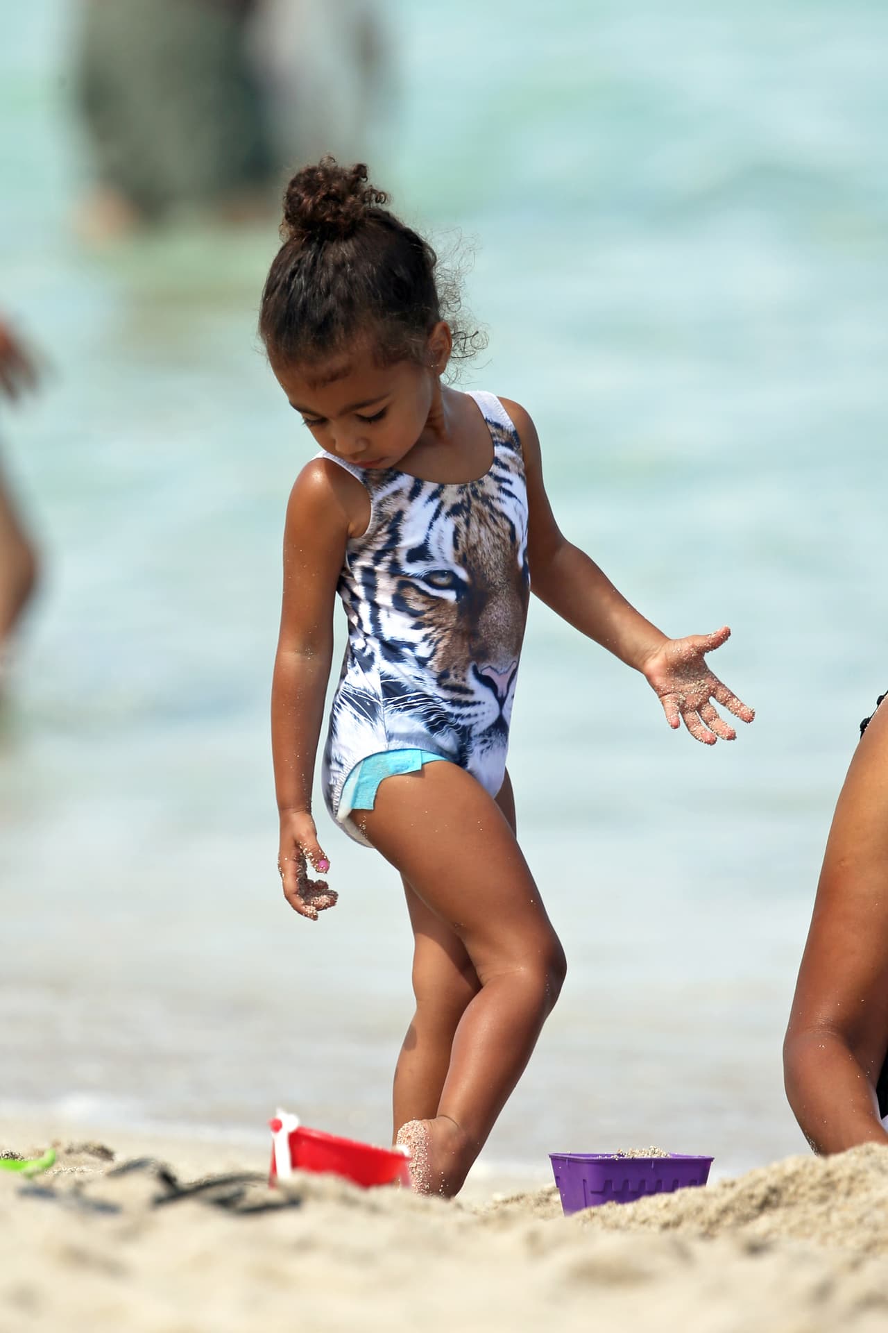 Lucía de lo más encantadora en su traje de baño muy fashion.