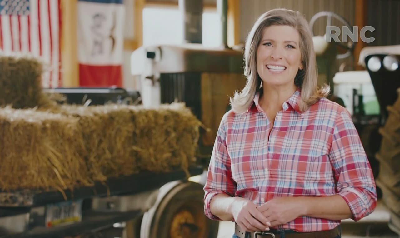 La senadora Joni Ernst indicó que la elección de noviembre significa escoger entre la libertad, prosperidad y crecimiento económico que representa Trump y Biden que está supuestamente "financiado por élites liberales y ambientalistas radicales".