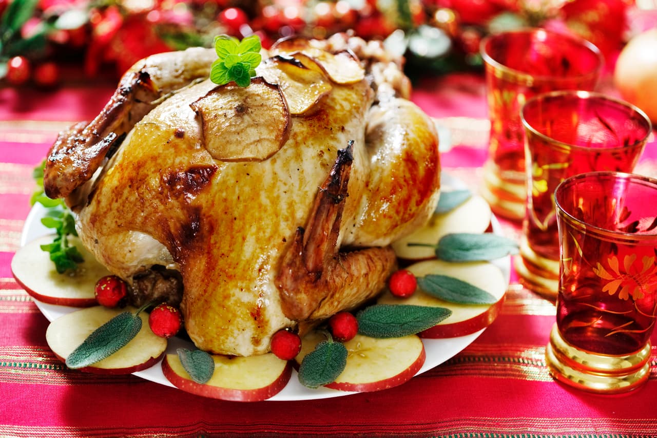 Preparación. Antes de hornearlo, úntalo con mantequilla derretida. Utiliza una rejilla para hornear. En la base de la charola añade caldo de gallina. Recuerda salsear.