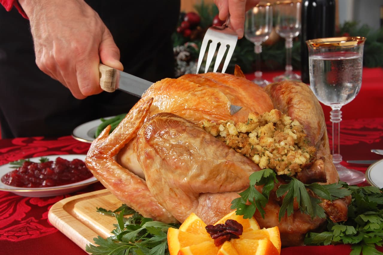 Repaso. Recuerda, sin importar la sazón que elijas, siempre debes hornear 10-13 minutos por libra (0.5 kg), y salsear cada 30-40 minutos para un resultado jugoso. Añade mantequilla al final para un dorado impecable. ¡Ensaya y disfruta de estas deliciosas alternativas!