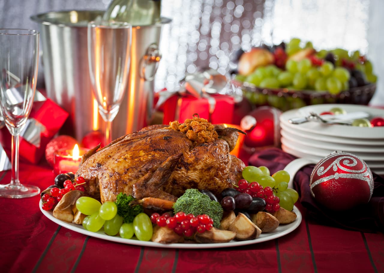 La receta de mamá. Salpimiéntalo, úntalo con aceite de oliva y cúbrelo con tocino ahumado. Rocíalo con el jugo de 5 naranjas, que caiga en la charola. Incorpora 2 tazas de caldo de vegetales y hornea. Retira el tocino 30 minutos antes de acabar la cocción, para un acabado súper ‘crispy’.