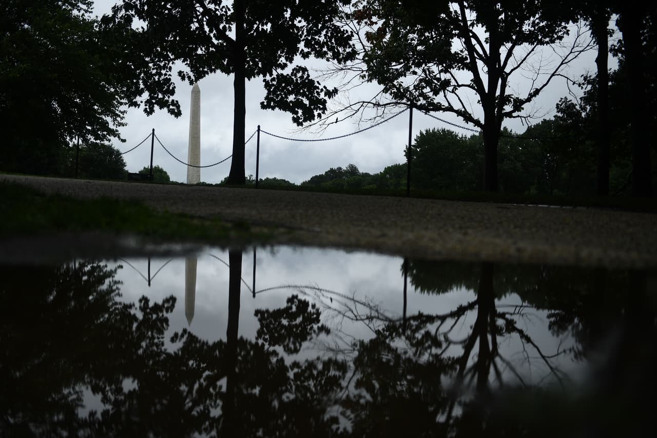 Según el servicio meteorológico, los niveles de agua en Cameron Run, un área propensa a inundaciones en Alexandria, Virginia, aumentaron más de siete pies en 30 minutos a partir de la 9:00 AM, hora local. Otras zonas recibieron una cantidad de lluvia similar.