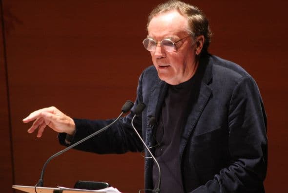 En el último año Patterson tuvo ingresos de $84 millones y se prevé que pueda ganar mucho más ya que ha construido un auténtico imperio literario con sus novelas y otros productos como adaptaciones para televisión o cómics.