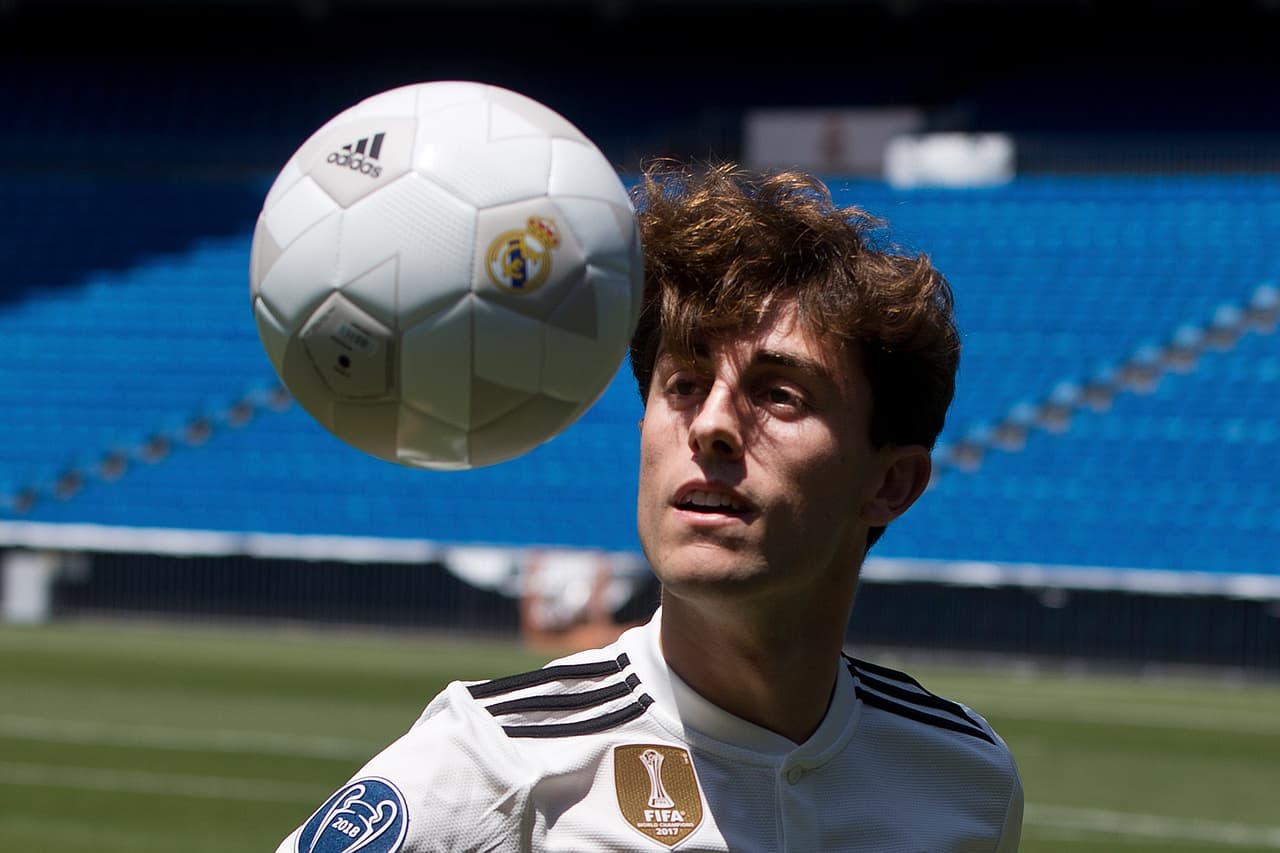 La pasada temporada 2017/18, Odriozola jugó 35 encuentros de LaLiga Santander con la Real Sociedad, en los que aportó cuatro asistencias y fue el que más centros al área firmó del equipo. En la Liga Europa, disputó seis partidos y se estrenó como goleador ante el Salzburgo austríaco.
