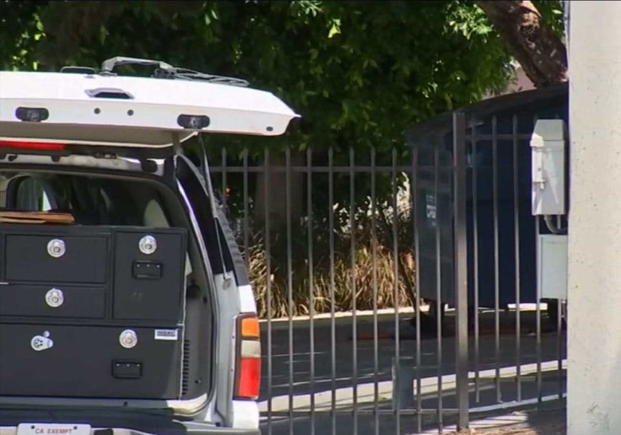 Echeverría fue descrito como de 5 pies 6 de altura, alrededor de 160 libras, con cabello castaño y ojos marrones.
<br>