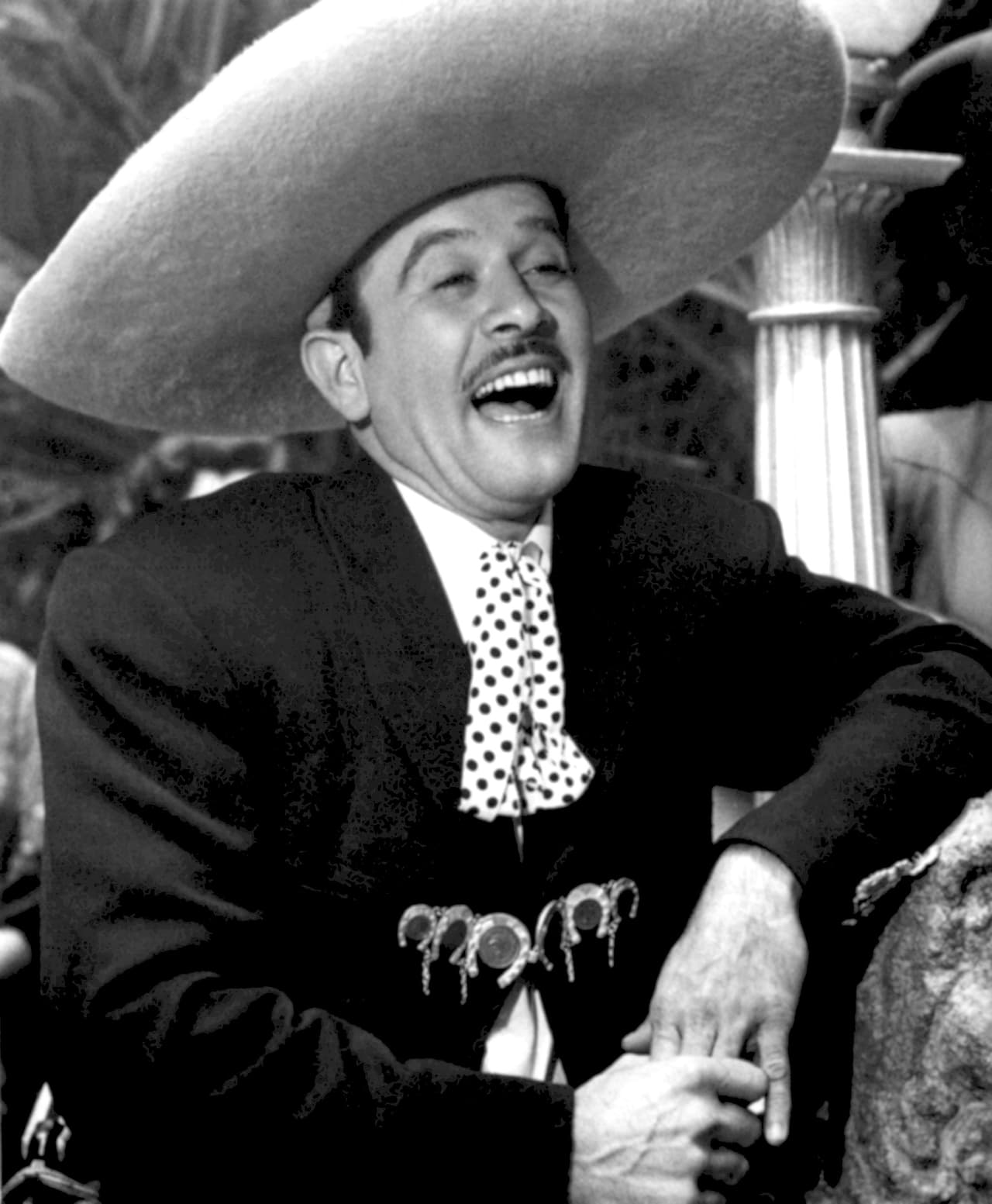 "Es una película basada en las canciones de mi papá, es ficción, no tiene nada que ver con su vida real, quiero que quede claro que es ficción", dijo la hija de Pedro infante.