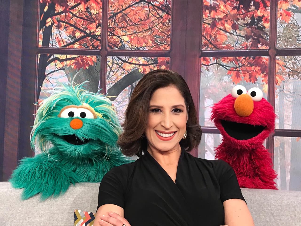 Ely no perdió la oportunidad de estar hombro a hombro con los lindos personajes que llevan alegría y educación a los hogares de todo el mundo.