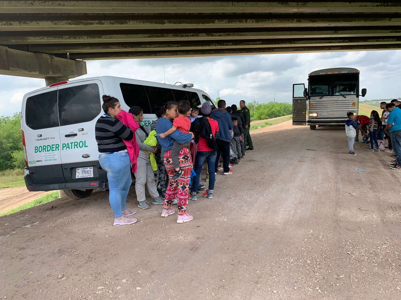 Luego de entregarse, esperan a ser transportados a un centro de procesamiento.