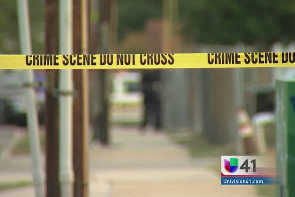 Una pareja es acusada de haber asesinado a un hombre golpeándolo con bates de baseball dentro de una casa en la que había niños.