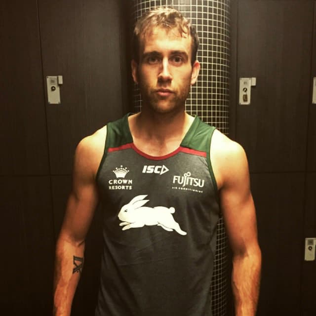 El admirador y amigo de los tres famosos jóvenes era Neville Longbottom, interpretado por Matthew Lewis. Este jovencito compartió las clases con sus amigos, brillando sobre todo en su clase de Herbología, pues le parecía muy sencillo tratar con plantas con propiedades mágicas.