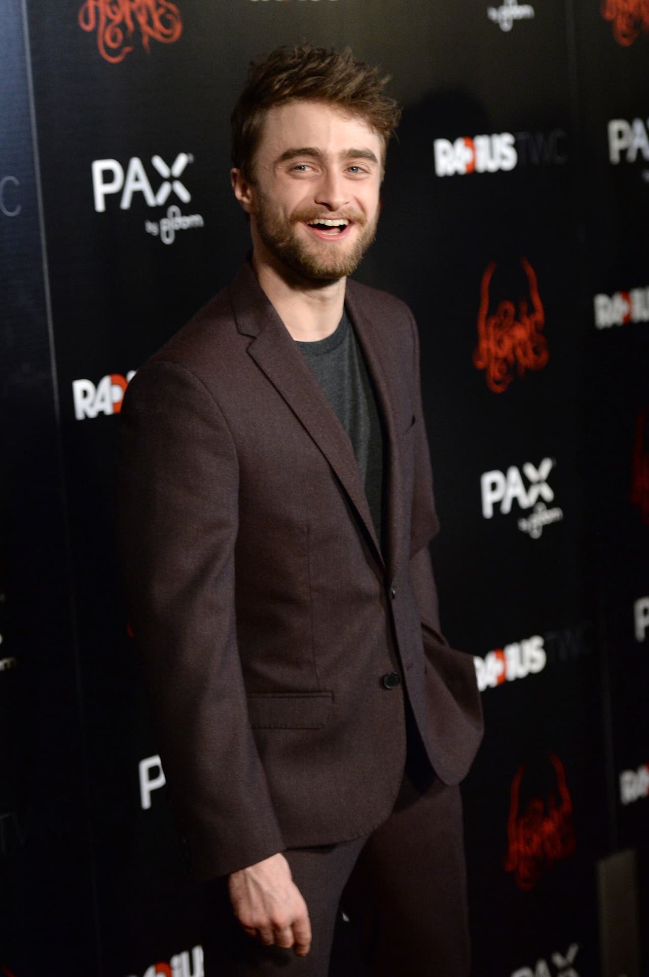 Daniel Radcliffe es Harry Potter, también conocido como ‘El Niño que Vivió, uno de los más famosos magos de todos los tiempos. Aunque Harry no brilla por su excepcional talento en su clase de Pociones, tiene un +A al defenderse de la magia oscura.