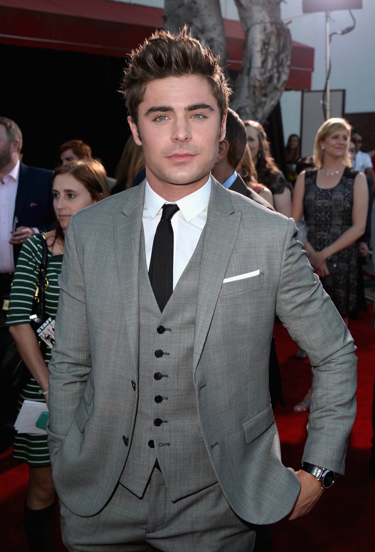 El enamorado de Gabriela era nada más y nada menos que Troy Bolton, interpretado por Zac Efron; él es el típico jugador estrella de baloncesto, pero tiene un secreto que lo avergüenza: ¡posee un gran talento para bailar y cantar!