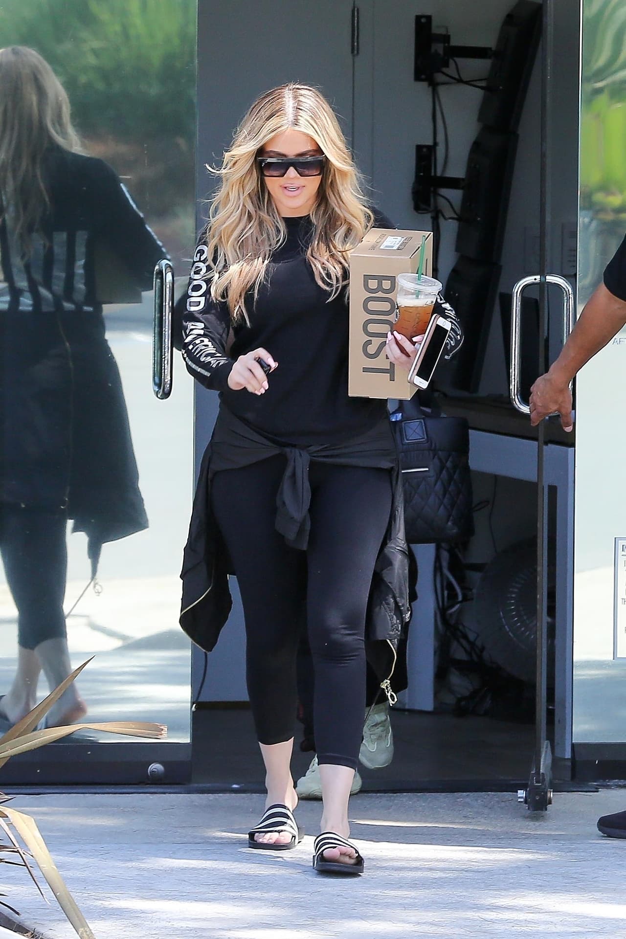 Hasta donde se conoce, el jugador de la NBA 
<b><a href="https://www.usmagazine.com/entertainment/news/will-tristan-thompson-appear-on-kuwtk-next-season/">no aparecerá en la serie</a></b> y a Kardashian "no le importa" que sea así. "Ella está concentrada en tratar de reconstruir la relación", citó la misma publicación.