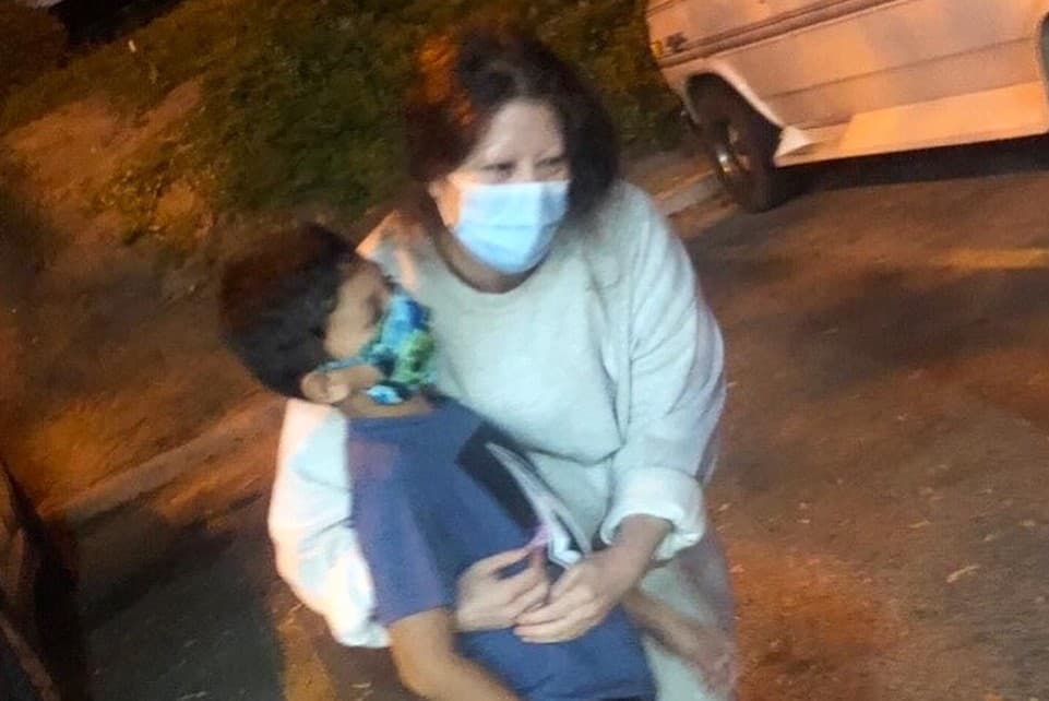 Esta foto capturó cómo una mujer que fue liberada de la cárcel de ICE en Otay Mesa fue recibida por sus familiares.