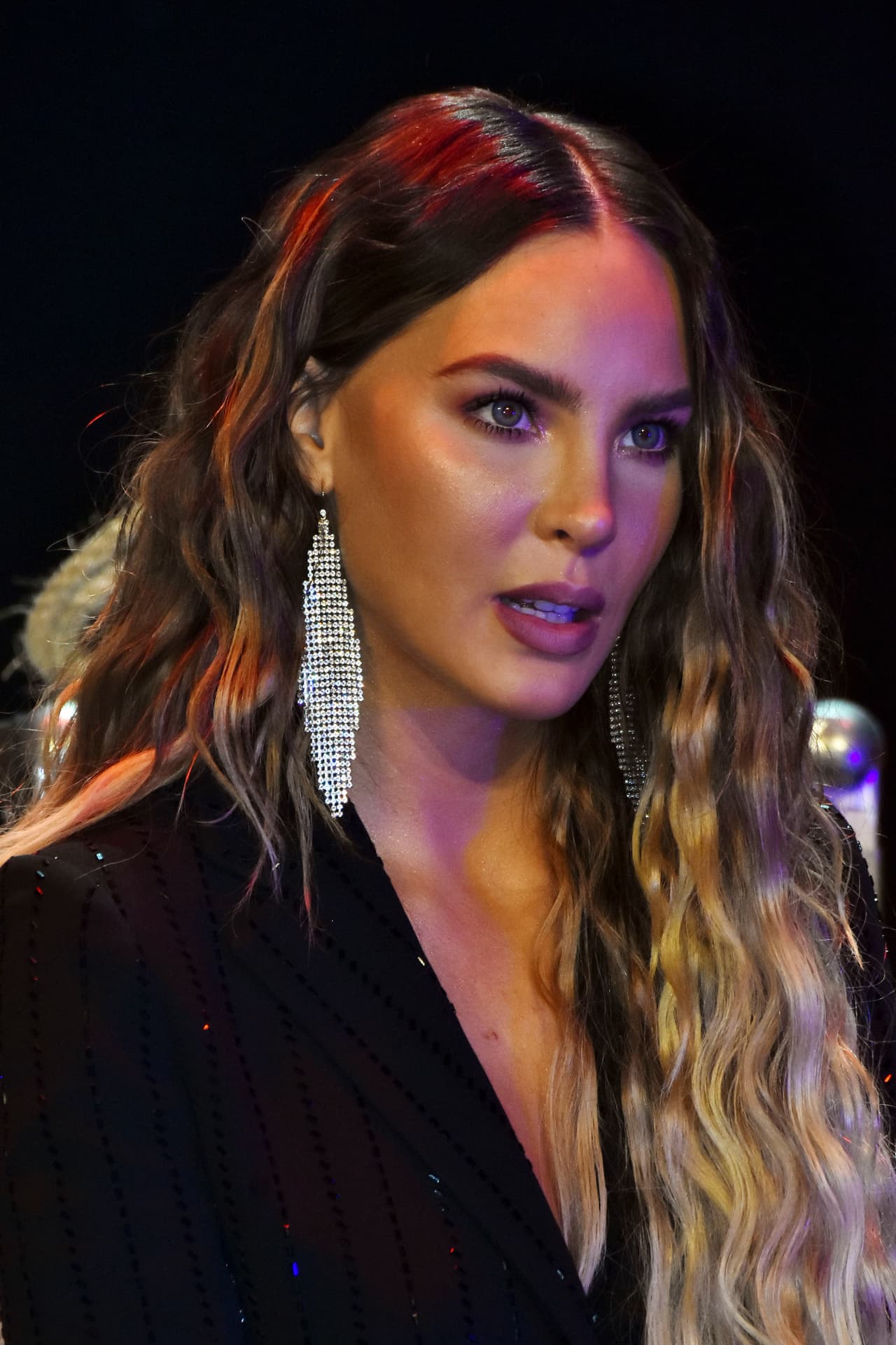 Fue como jueza de ese programa que Belinda pudo conocer mejor al cantante Lupillo Rivera, hermano de la 'diva de la banda', Jenni Rivera. Según él, la amistad y posterior relación entre ambos 
<b><a href="https://www.univision.com/famosos/lupillo-no-esta-solo-vadhir-derbez-recordo-cuando-belinda-le-rompio-el-corazon-fotos">es lo más increíble que ha vivido en su vida. </a></b>